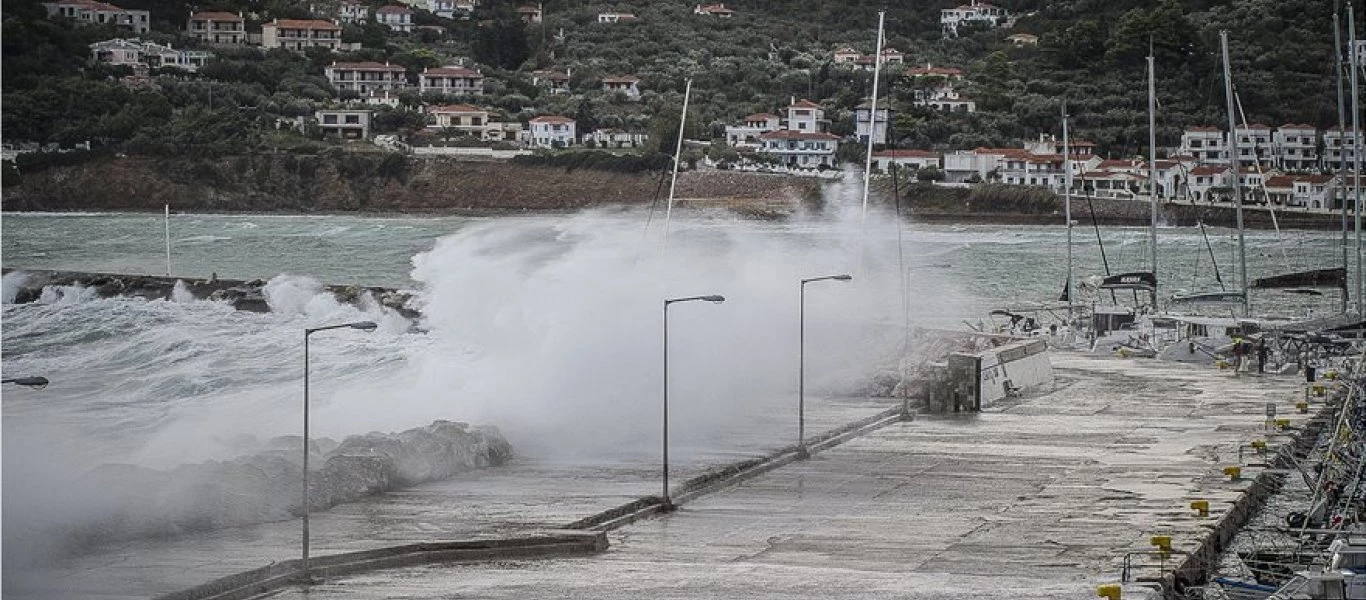 Ο «Ζορμπάς» έβγαλε τη θάλασσα στη στεριά στη Σκόπελο (φώτο)